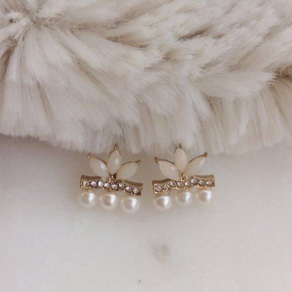Jewelry - ⚜ Faux Pearl Rhinestone Stud Earrings ⚜